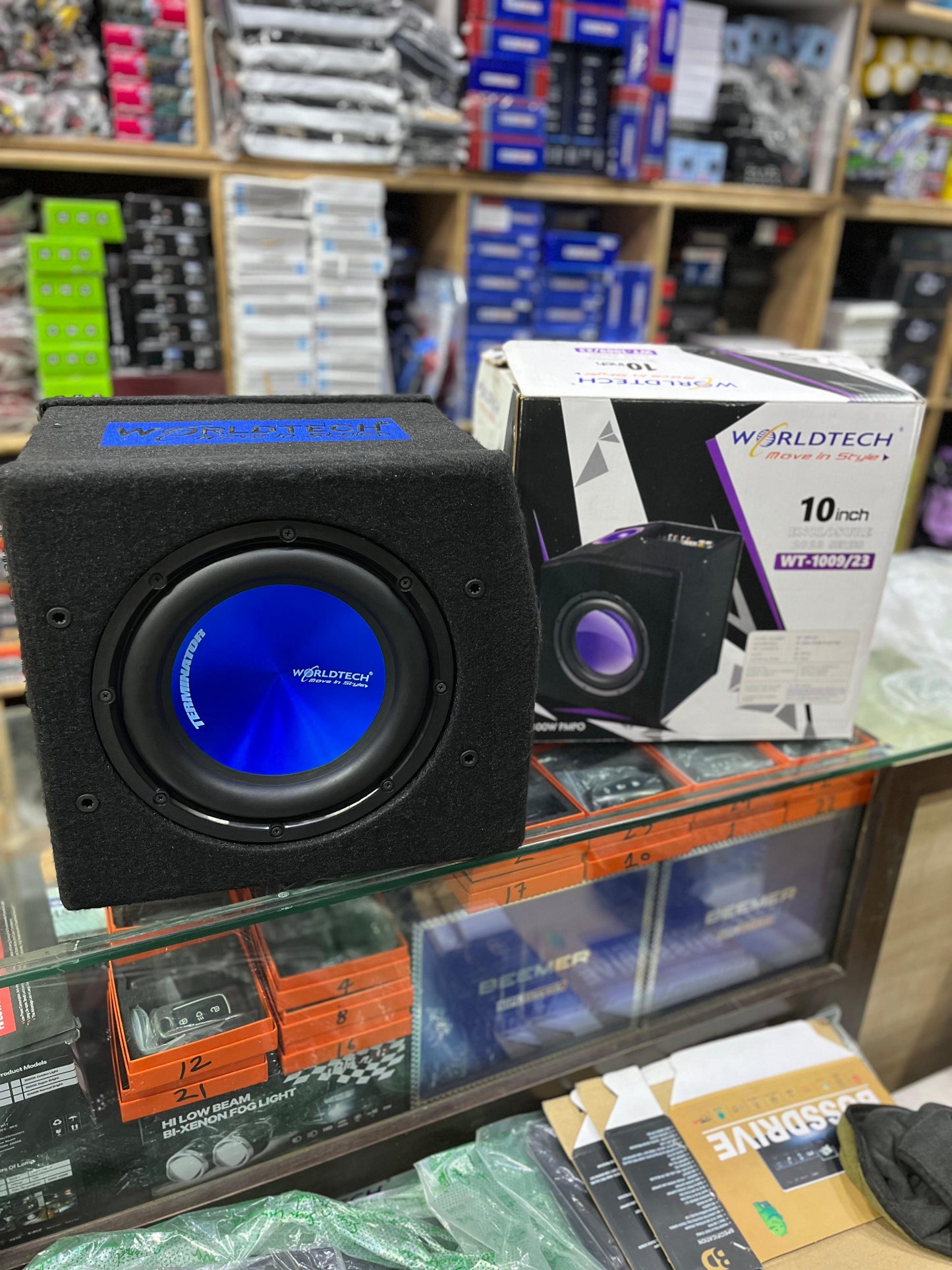 Worldtech wt-1009 4400w sub enclosure with inbuilt amplifier